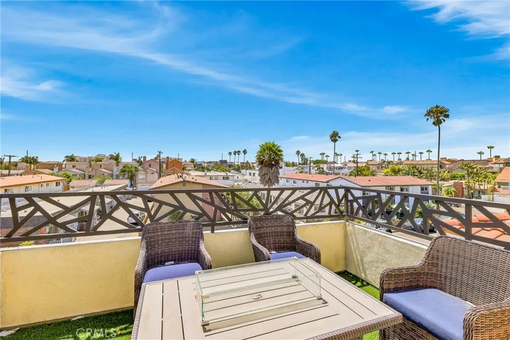 211 Chicago Ave Huntington Beach, CA 92648