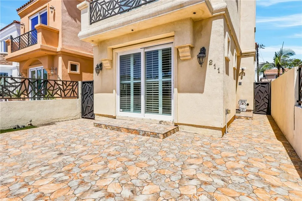 211 Chicago Ave Huntington Beach, CA 92648