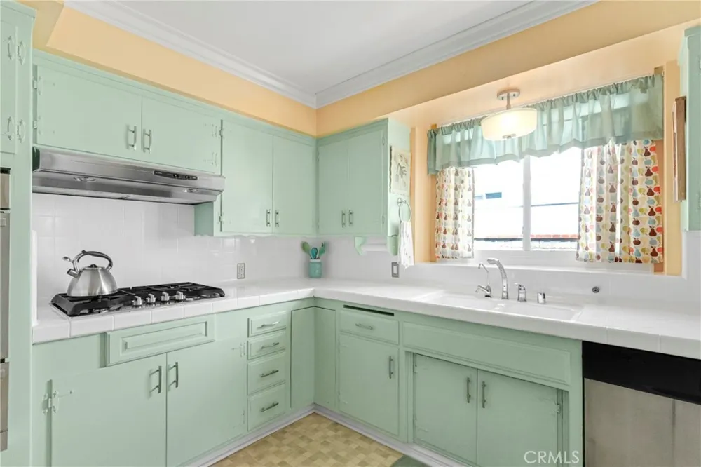 1812 W Riverside Burbank, CA 91506