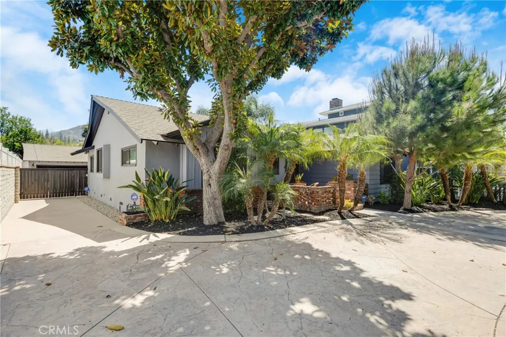 1812 W Riverside Burbank, CA 91506