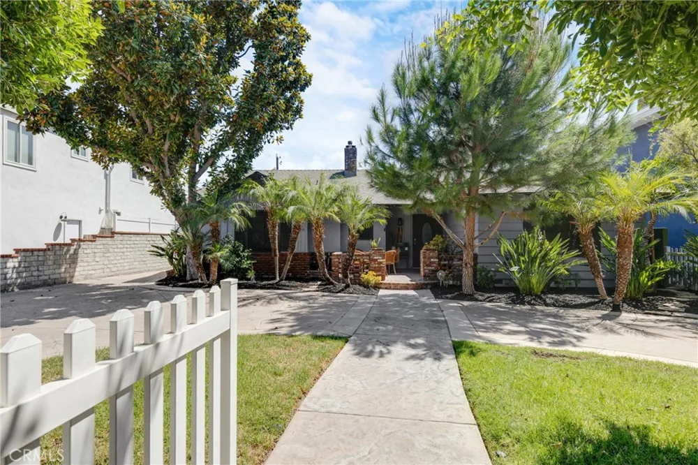 1812 W Riverside Burbank, CA 91506