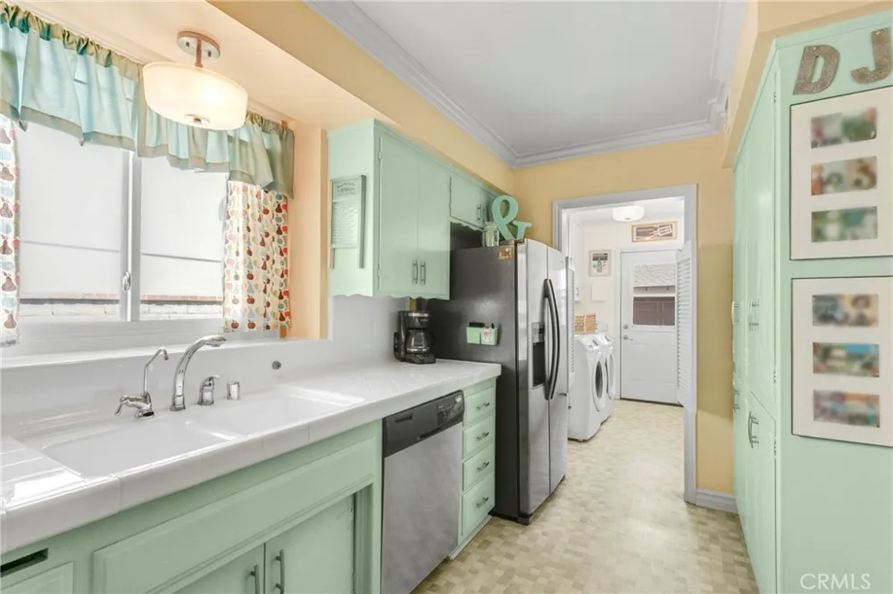 1812 W Riverside Burbank, CA 91506