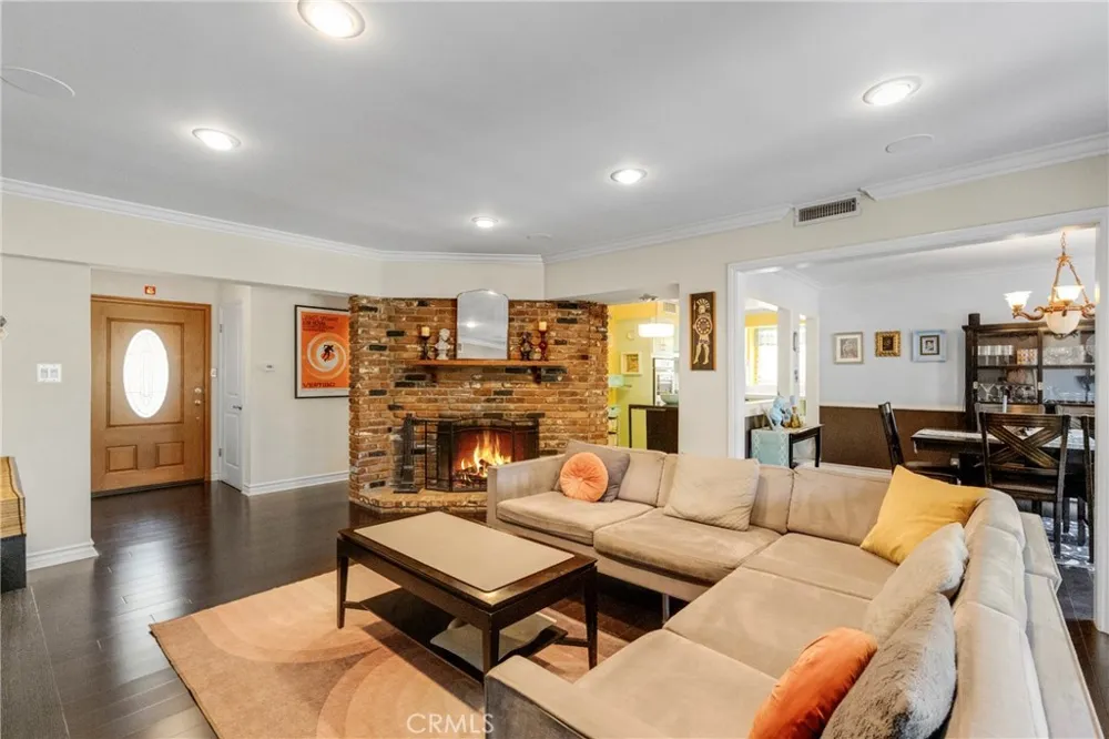 1812 W Riverside Burbank, CA 91506