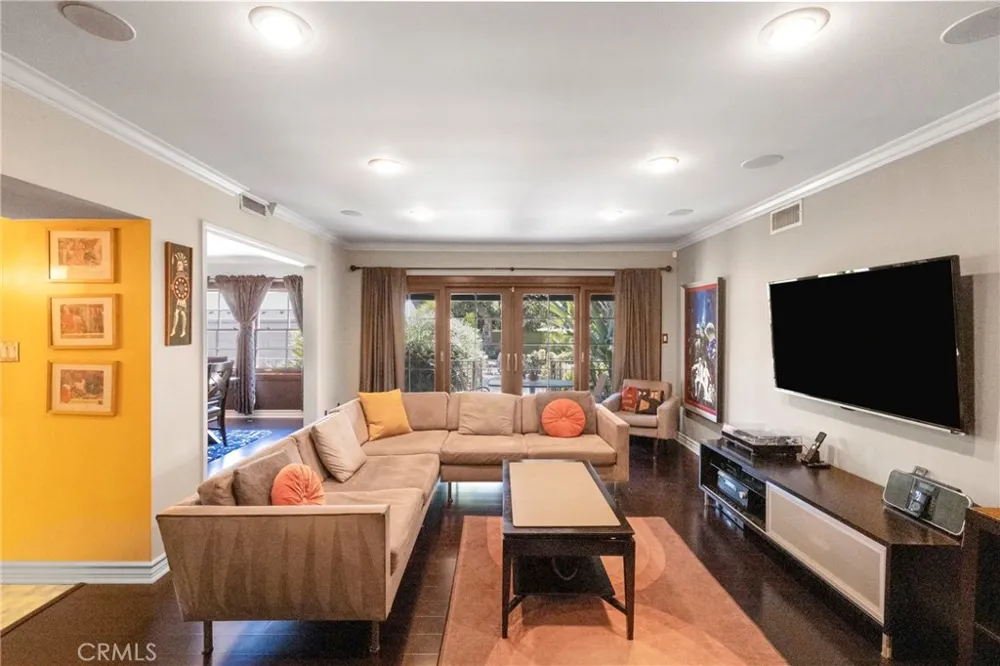 1812 W Riverside Burbank, CA 91506