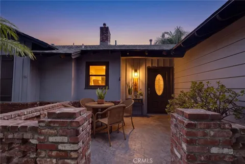 1812 W Riverside