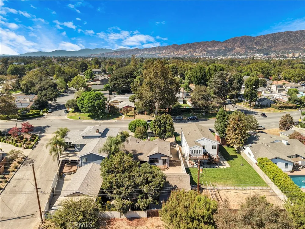 1812 W Riverside Burbank, CA 91506
