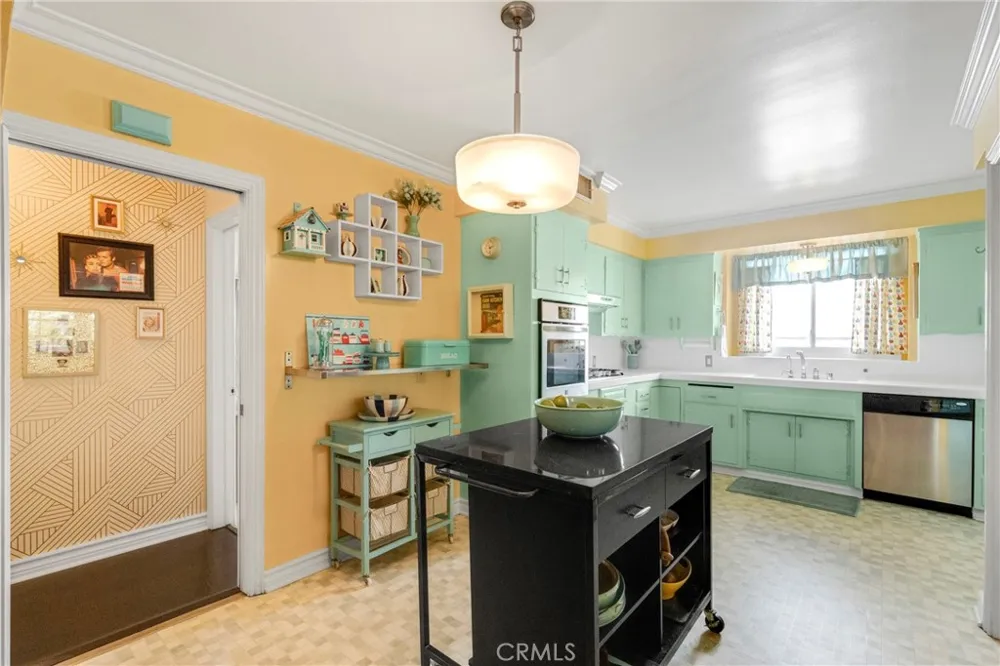 1812 W Riverside Burbank, CA 91506