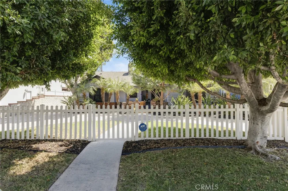 1812 W Riverside Burbank, CA 91506