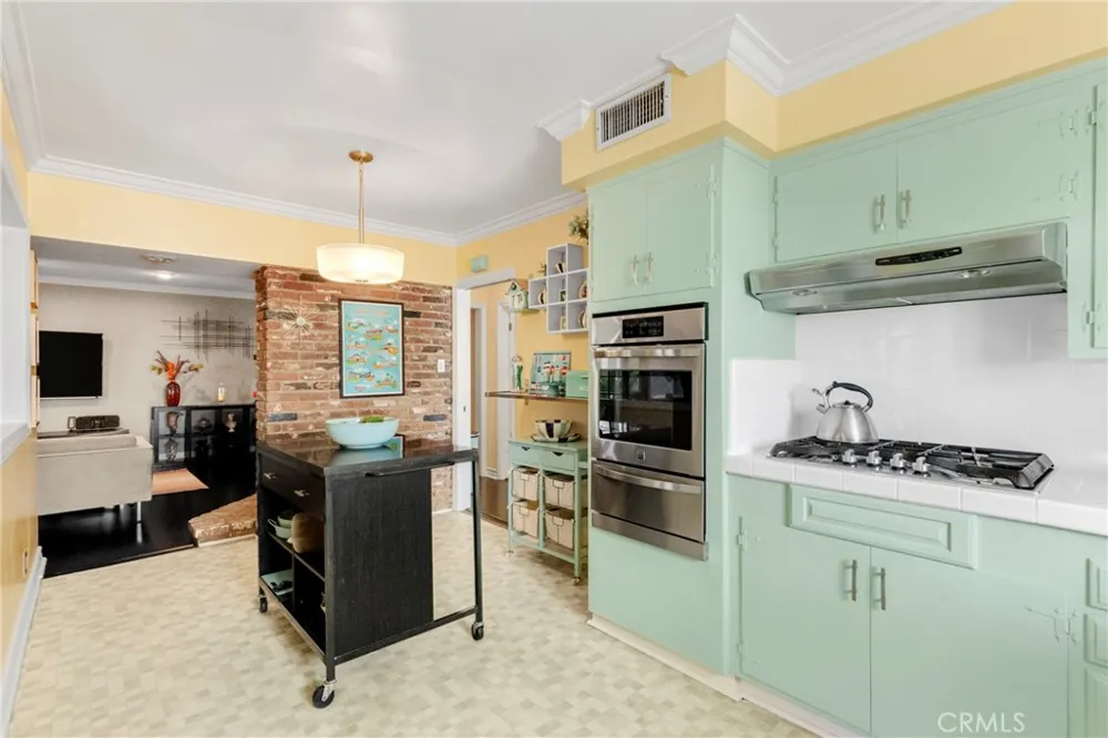 1812 W Riverside Burbank, CA 91506
