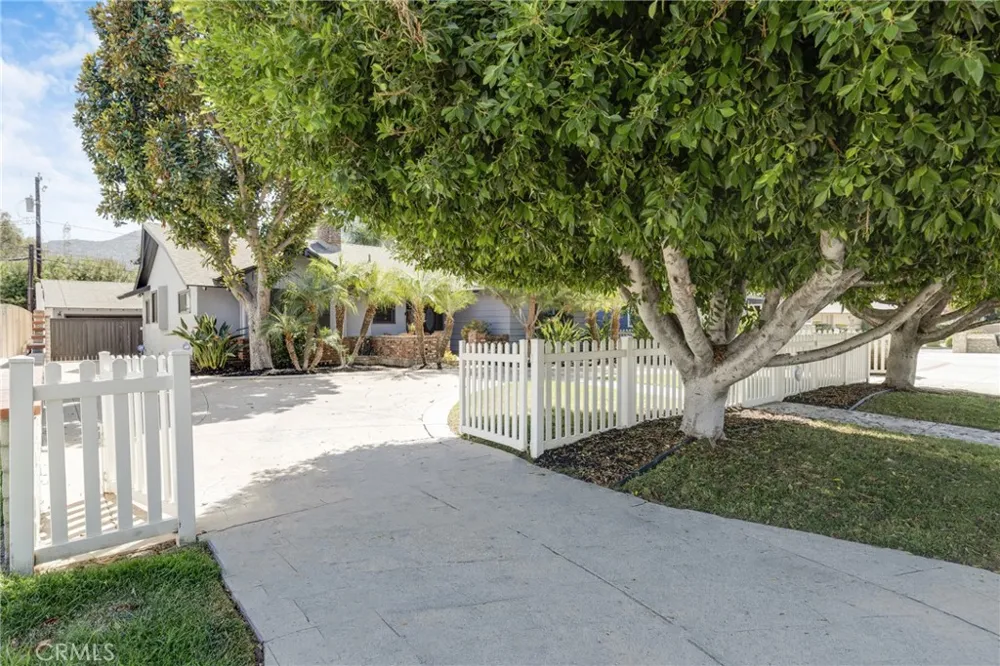 1812 W Riverside Burbank, CA 91506