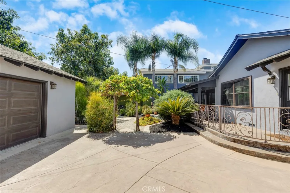 1812 W Riverside Burbank, CA 91506