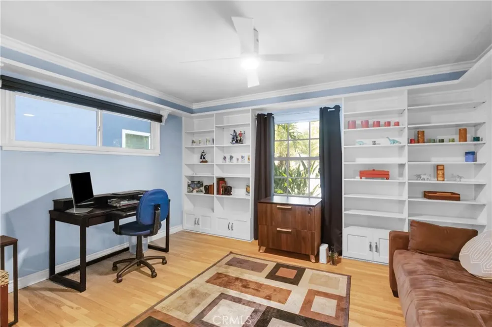 1812 W Riverside Burbank, CA 91506