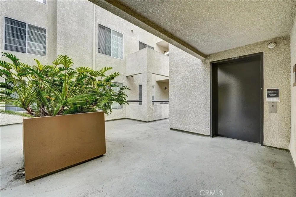 5500 Owensmouth Ave #122 Woodland Hills, CA 91367