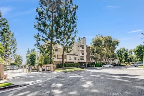 5500 Owensmouth Ave #122