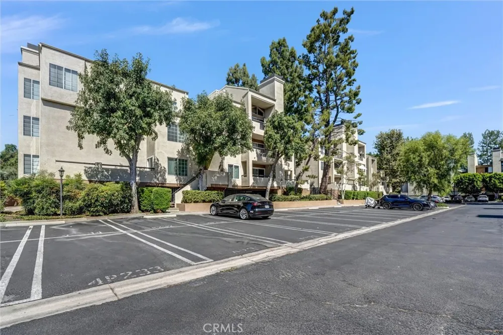 5500 Owensmouth Ave #122 Woodland Hills, CA 91367