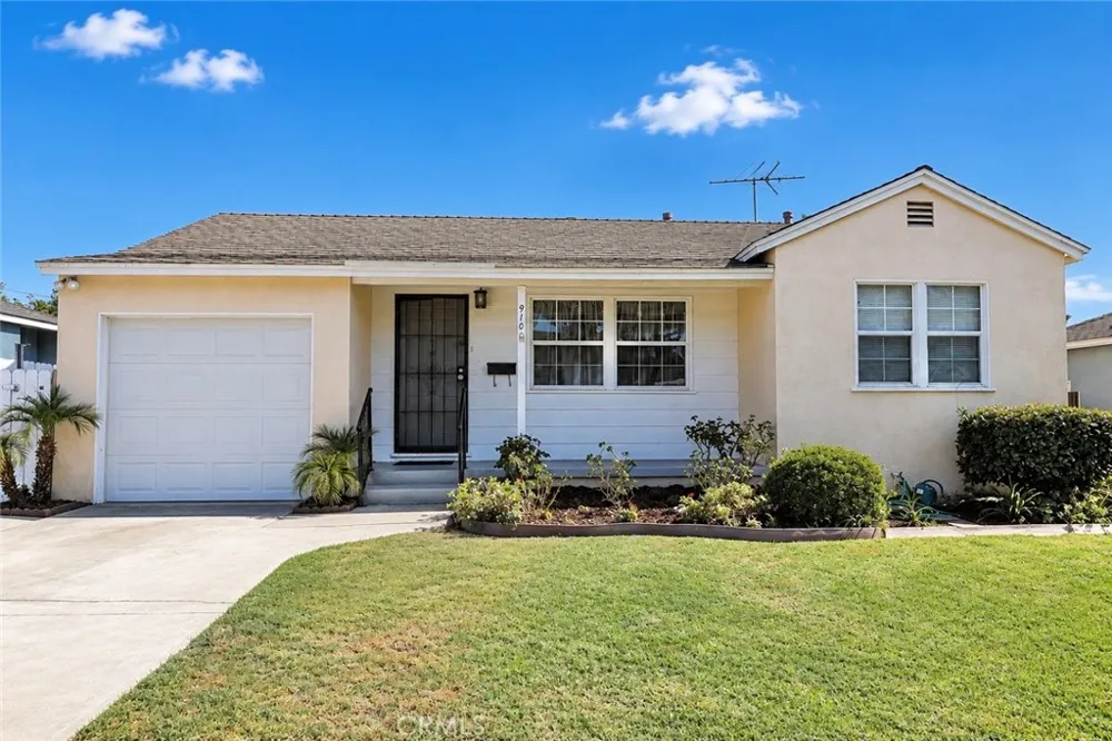 910 W Heather La Habra, CA 90631
