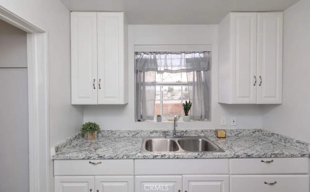910 W Heather La Habra, CA 90631