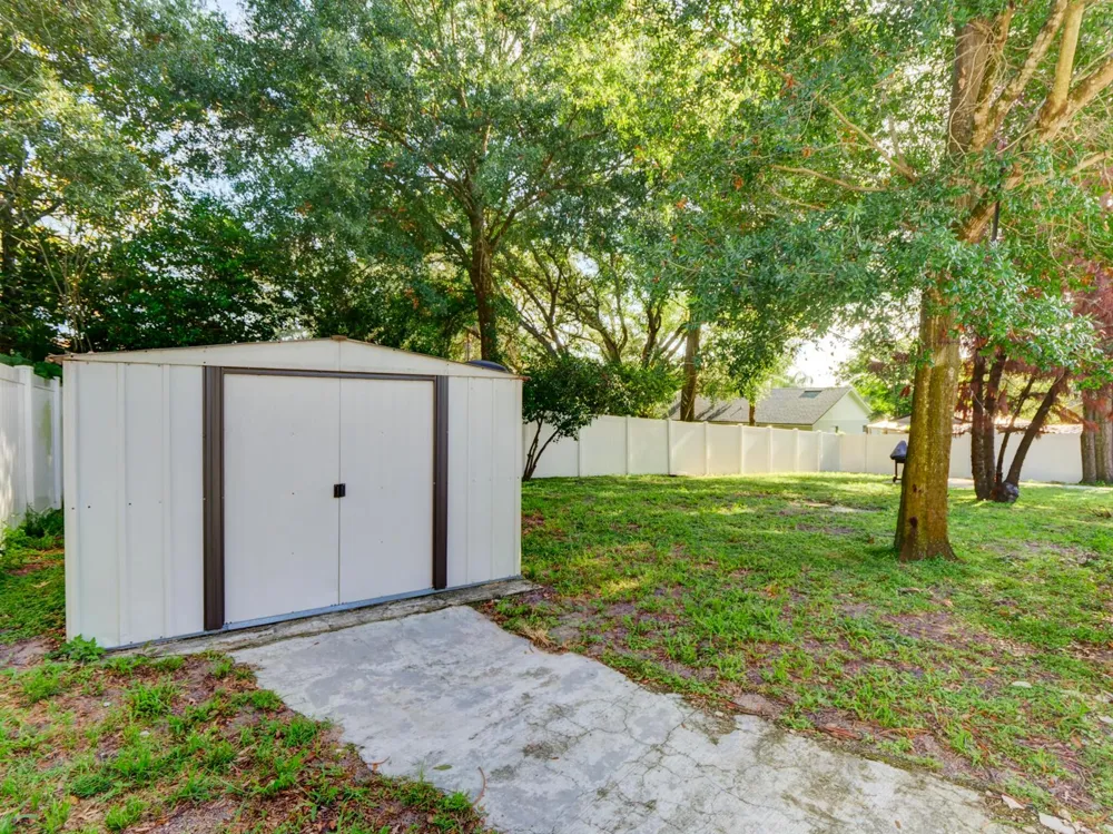 1915 E LAKE DRIVE 
