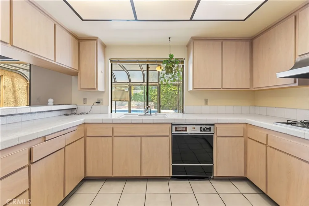 8824 Sari Avenue Northridge, CA 91343