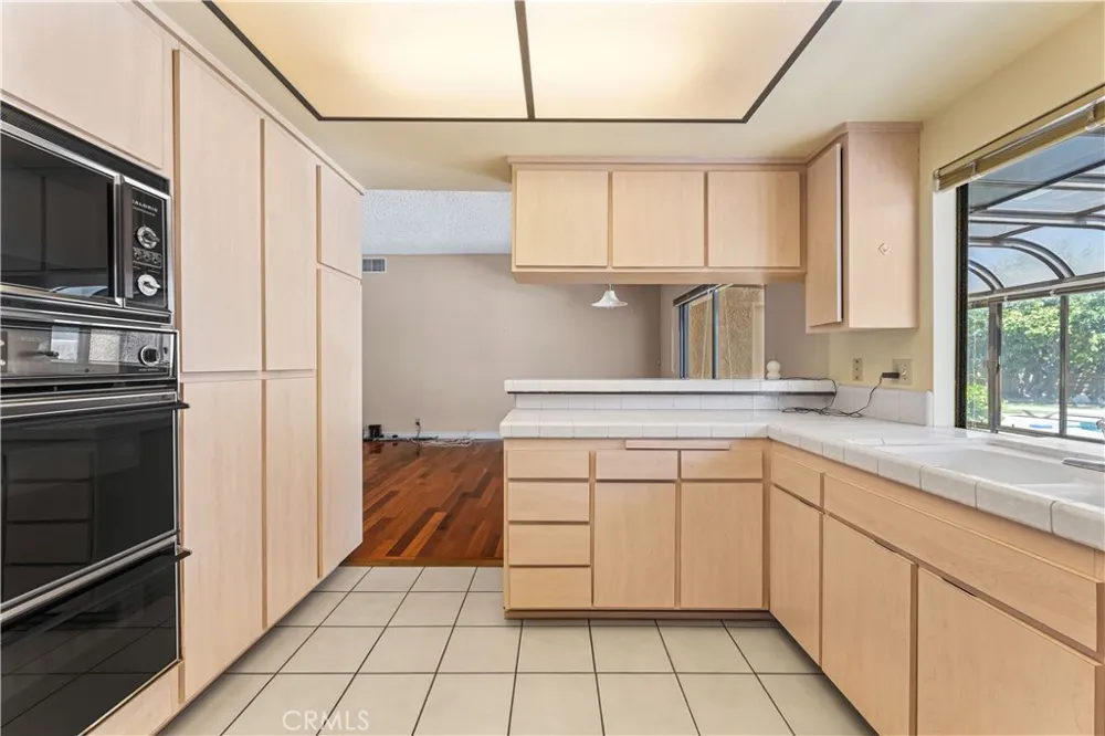 8824 Sari Avenue Northridge, CA 91343