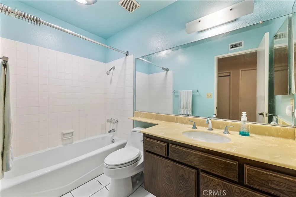 8824 Sari Avenue Northridge, CA 91343