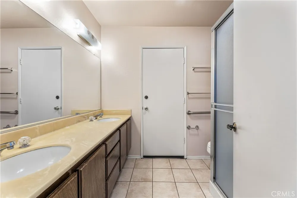 8824 Sari Avenue Northridge, CA 91343