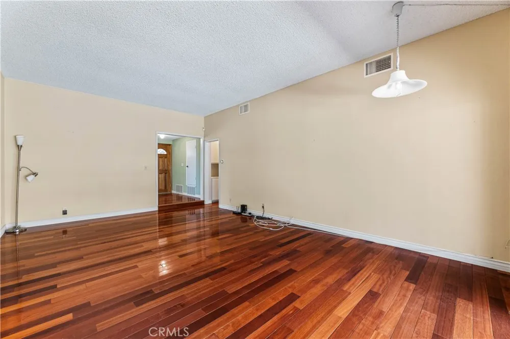 8824 Sari Avenue Northridge, CA 91343
