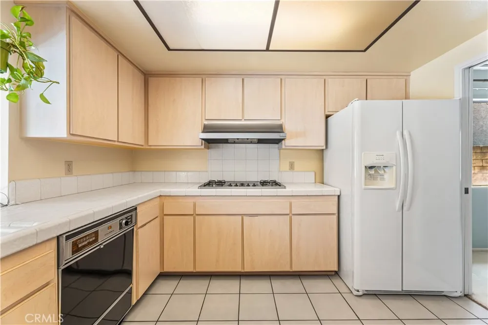 8824 Sari Avenue Northridge, CA 91343