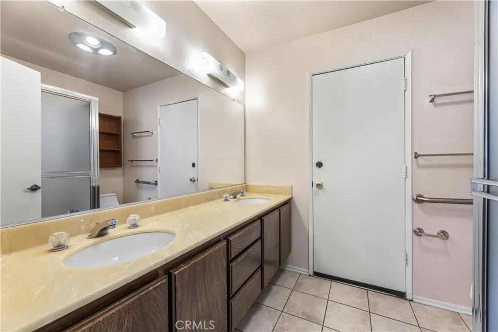 8824 Sari Avenue Northridge, CA 91343