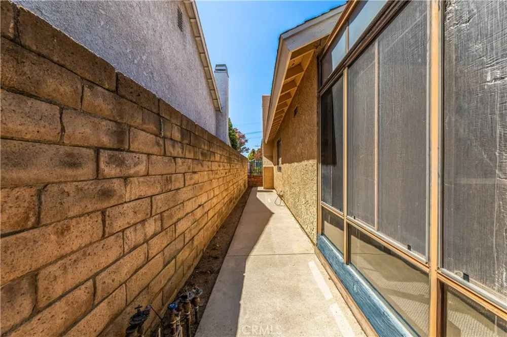 8824 Sari Avenue Northridge, CA 91343
