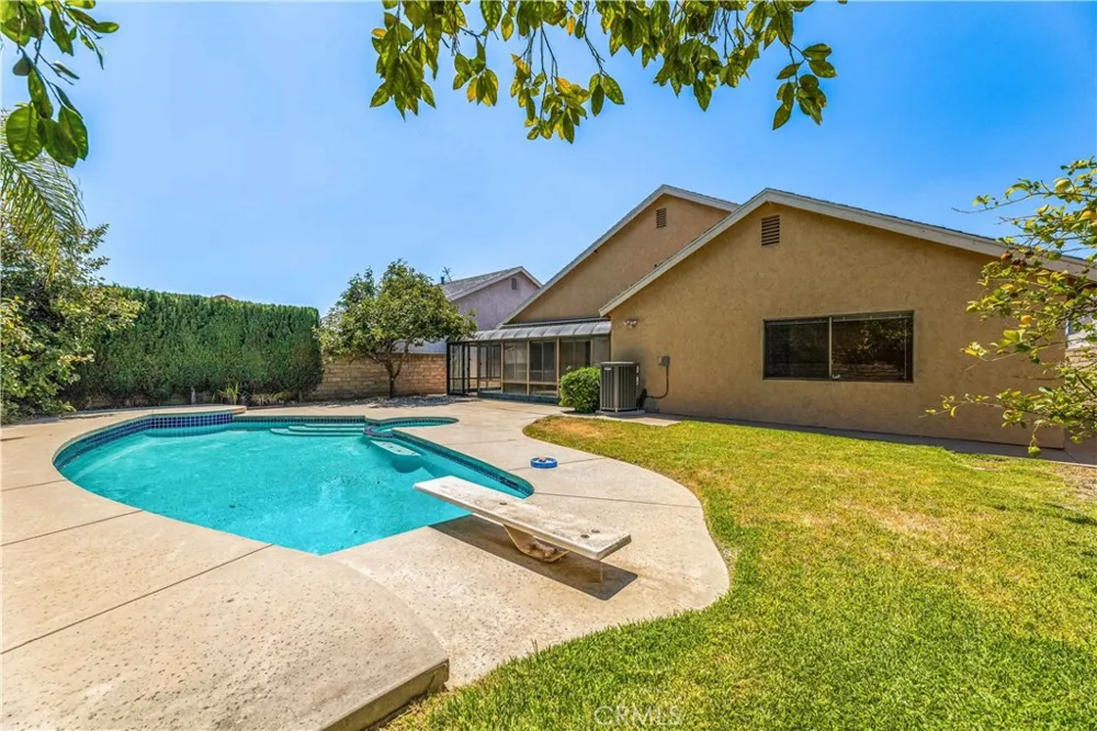 8824 Sari Avenue Northridge, CA 91343