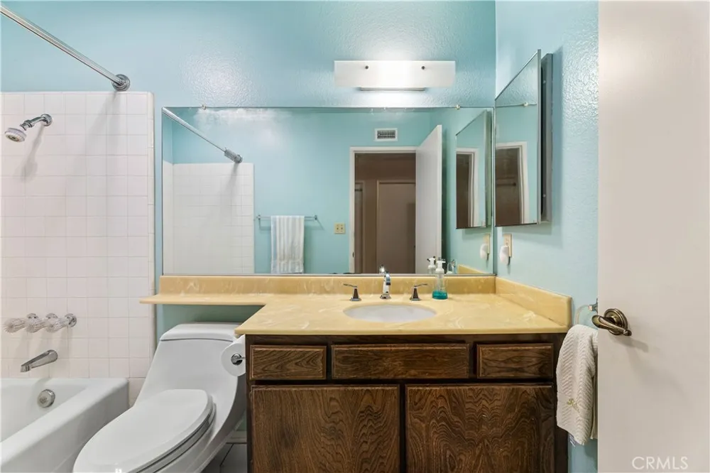 8824 Sari Avenue Northridge, CA 91343