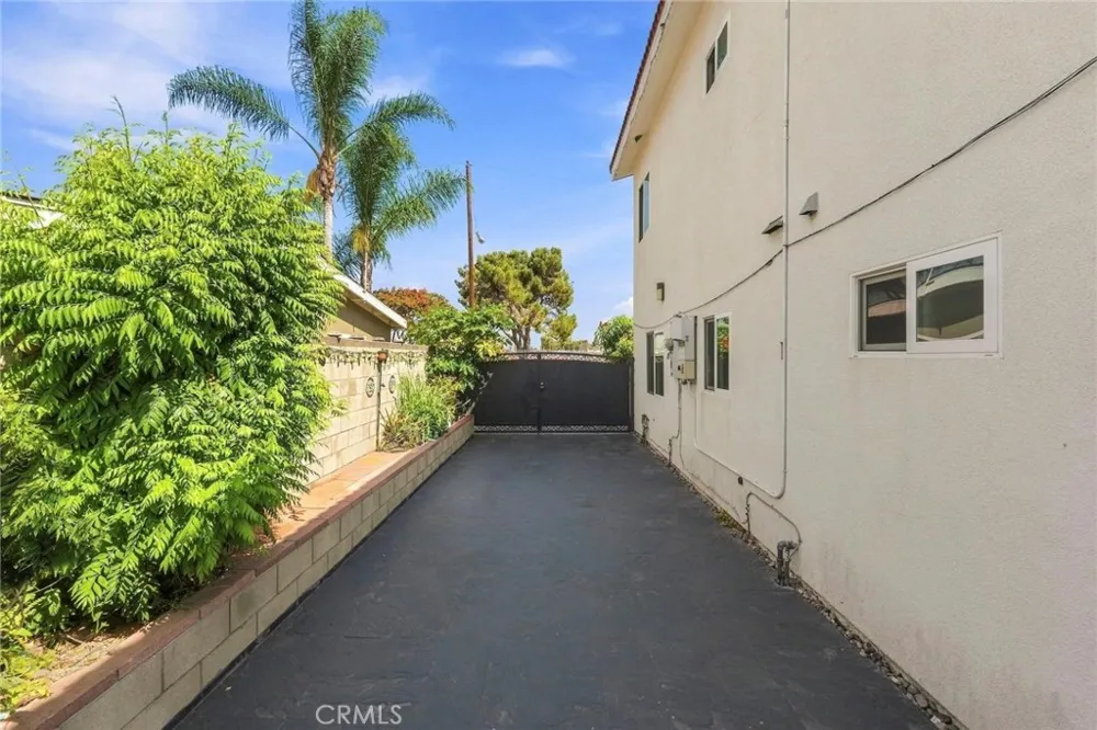 12122 207th Lakewood, CA 90715