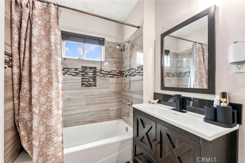 12122 207th Lakewood, CA 90715