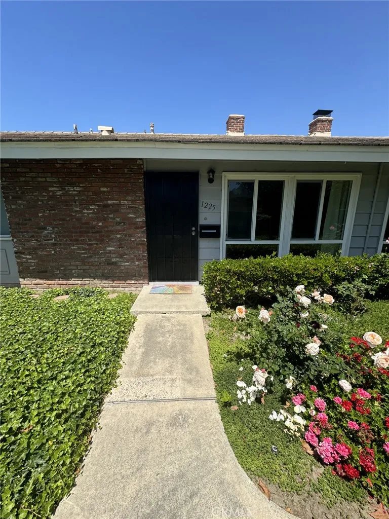 1225 E 1st Tustin, CA 92780