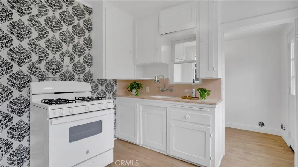 207 W Buffalo Avenue Santa Ana, CA 92706