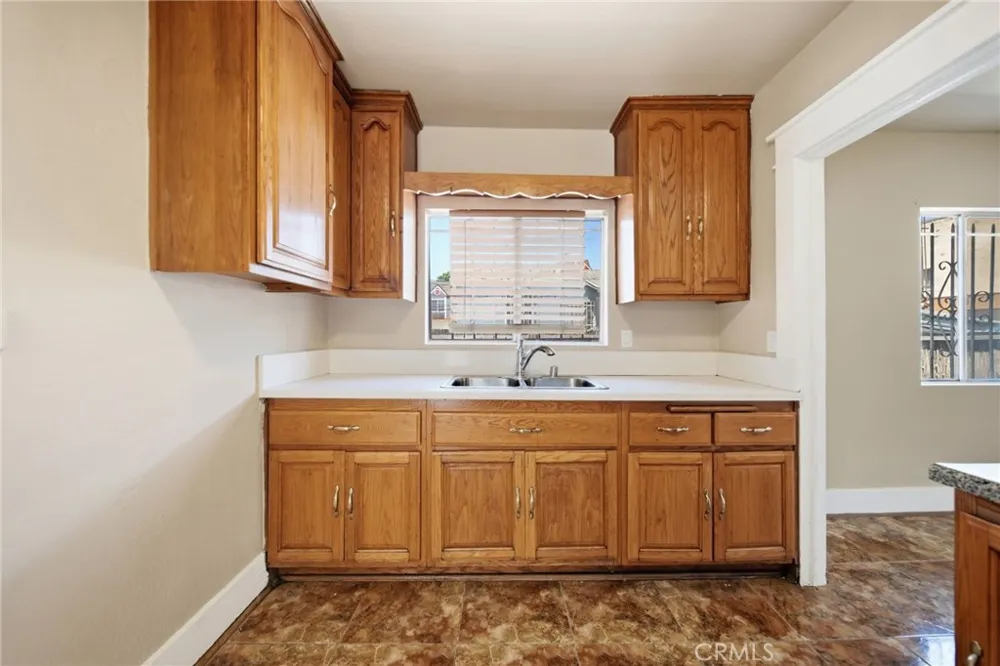 242 W 88th Los Angeles, CA 90003