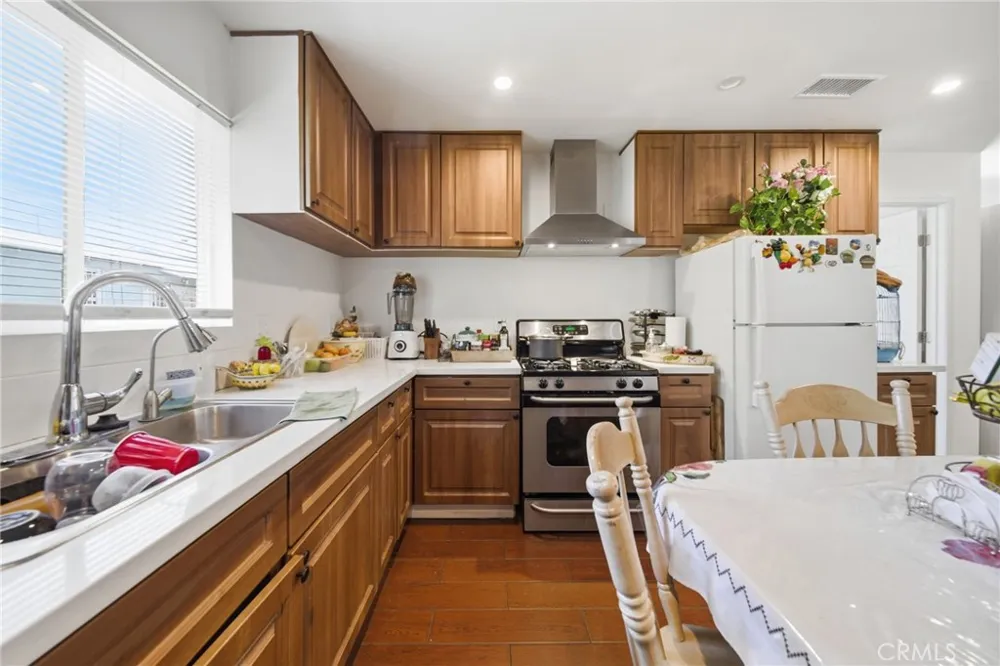 242 W 88th Los Angeles, CA 90003