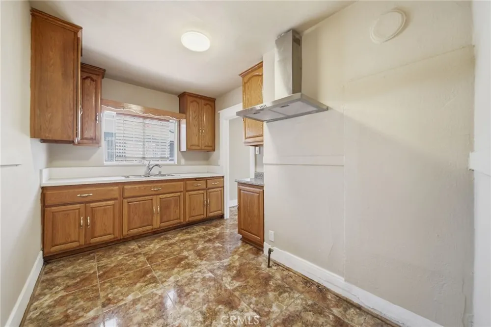 242 W 88th Los Angeles, CA 90003