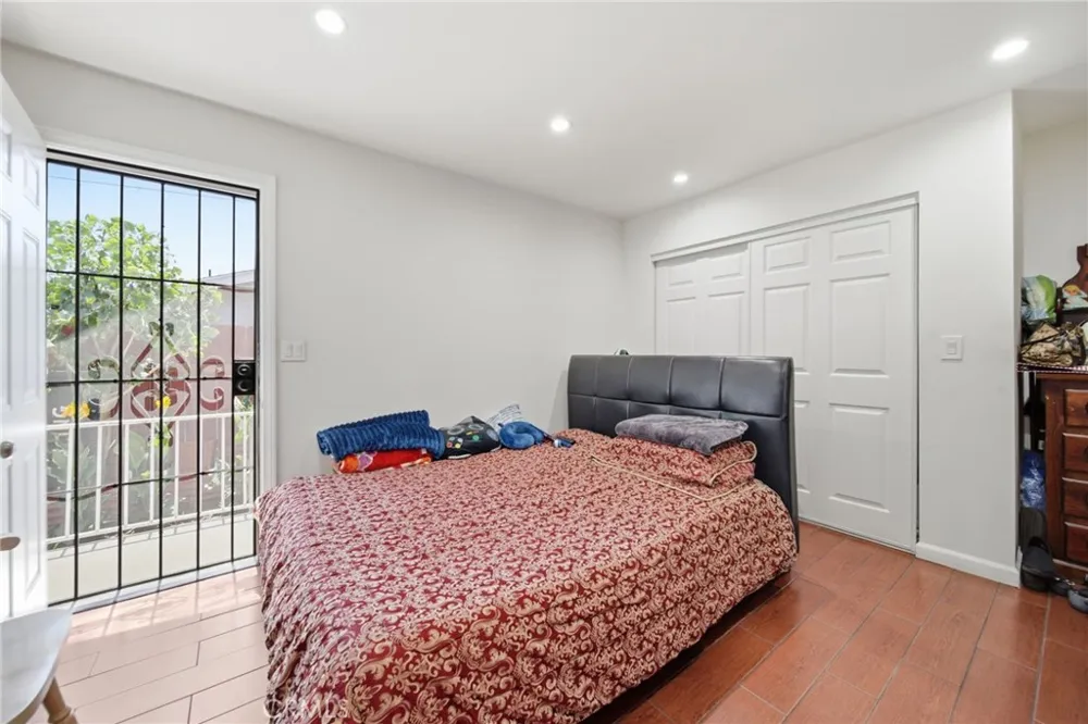 242 W 88th Los Angeles, CA 90003