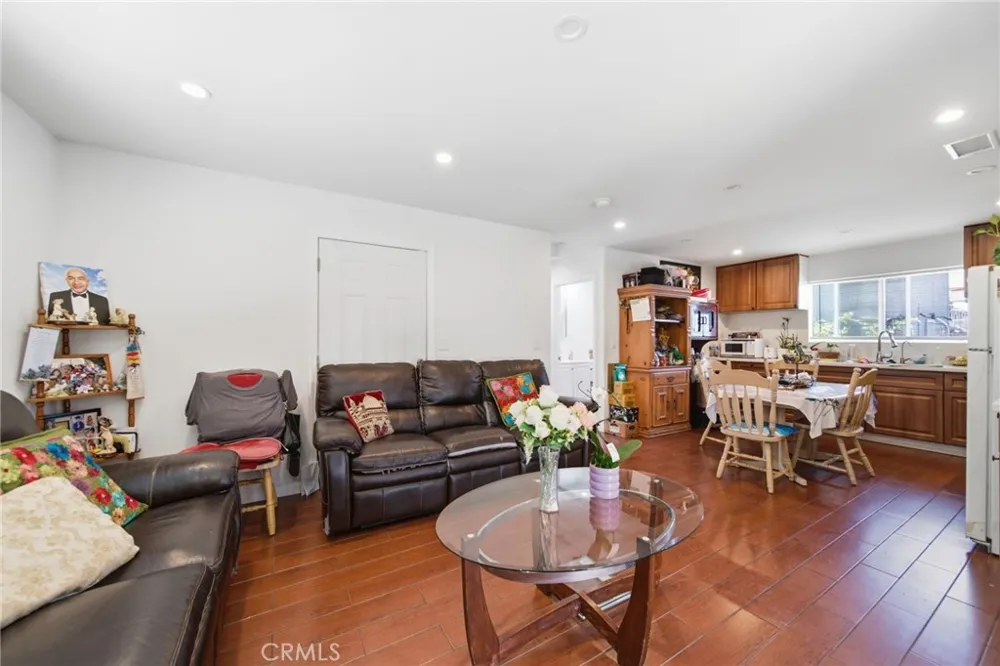 242 W 88th Los Angeles, CA 90003