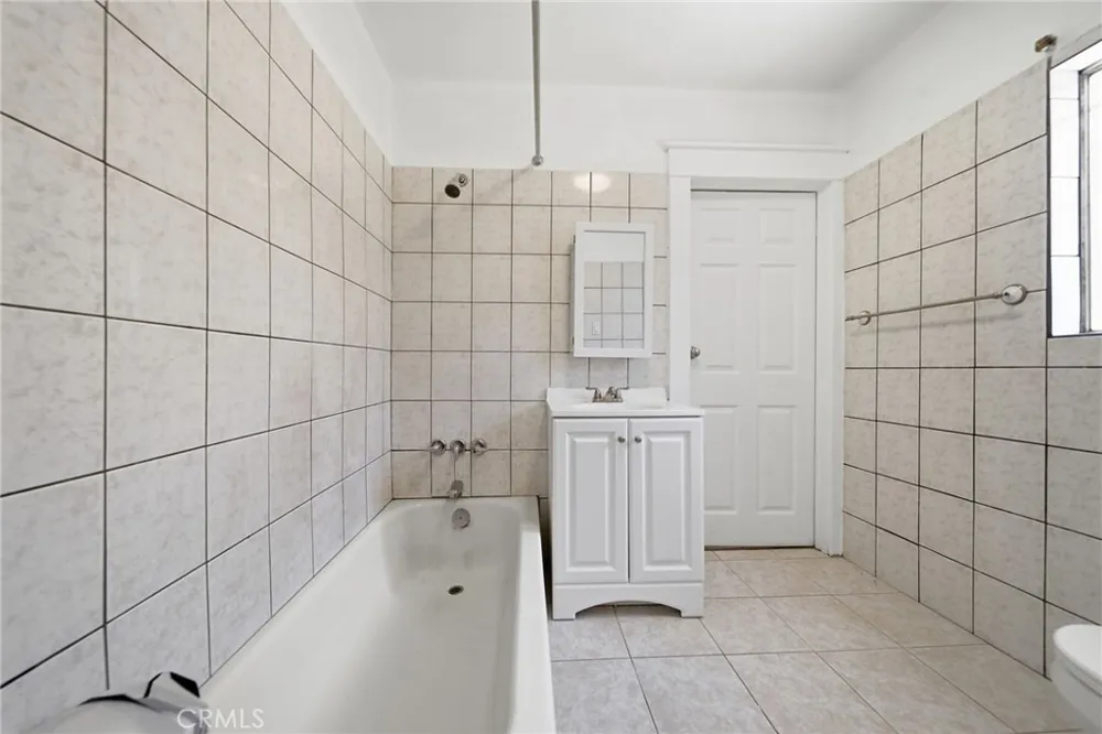 242 W 88th Los Angeles, CA 90003