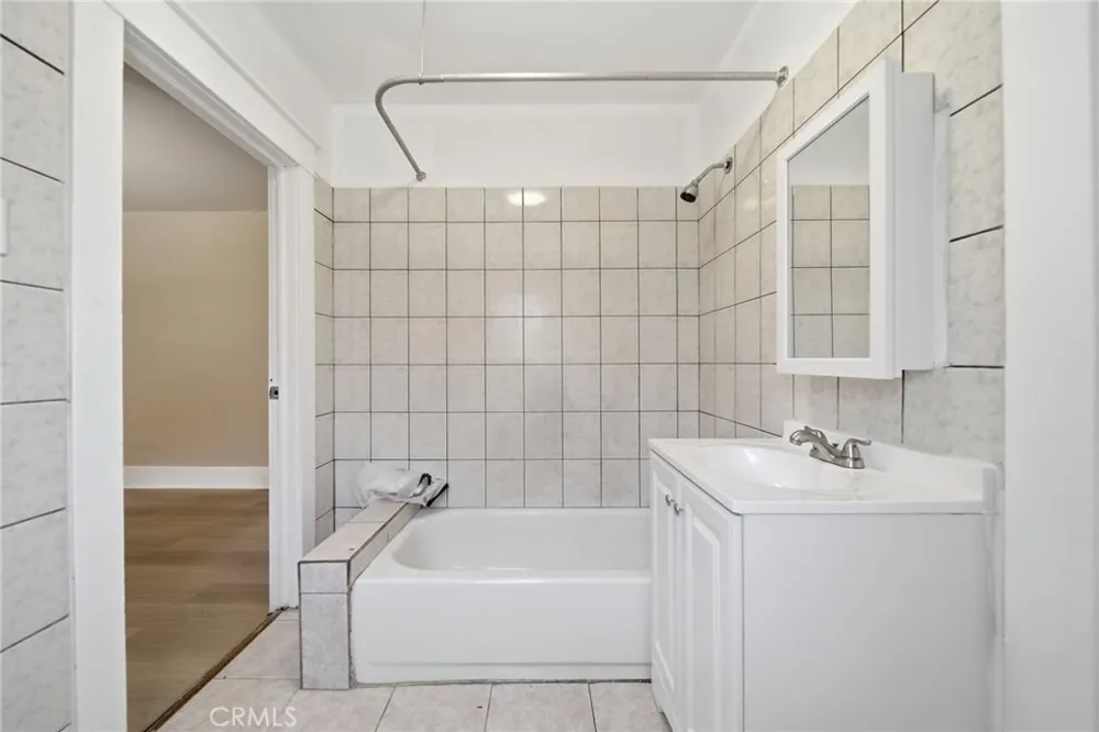 242 W 88th Los Angeles, CA 90003