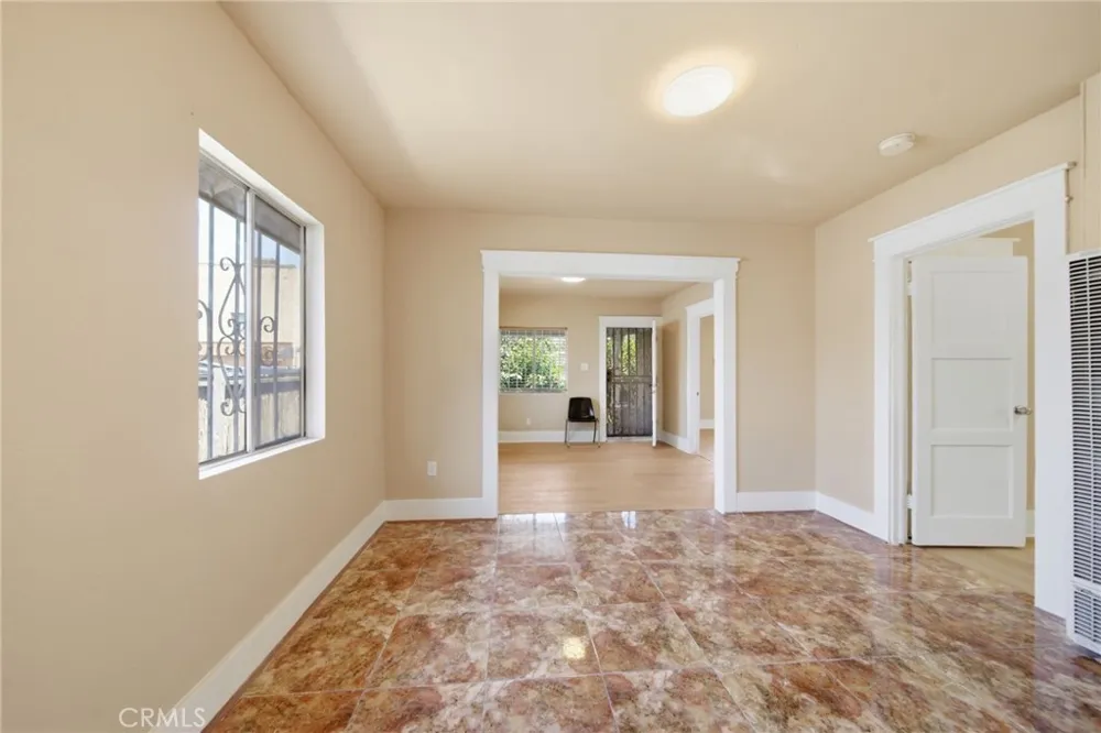 242 W 88th Los Angeles, CA 90003