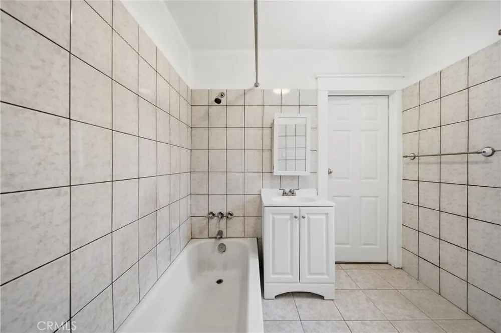 242 W 88th Los Angeles, CA 90003