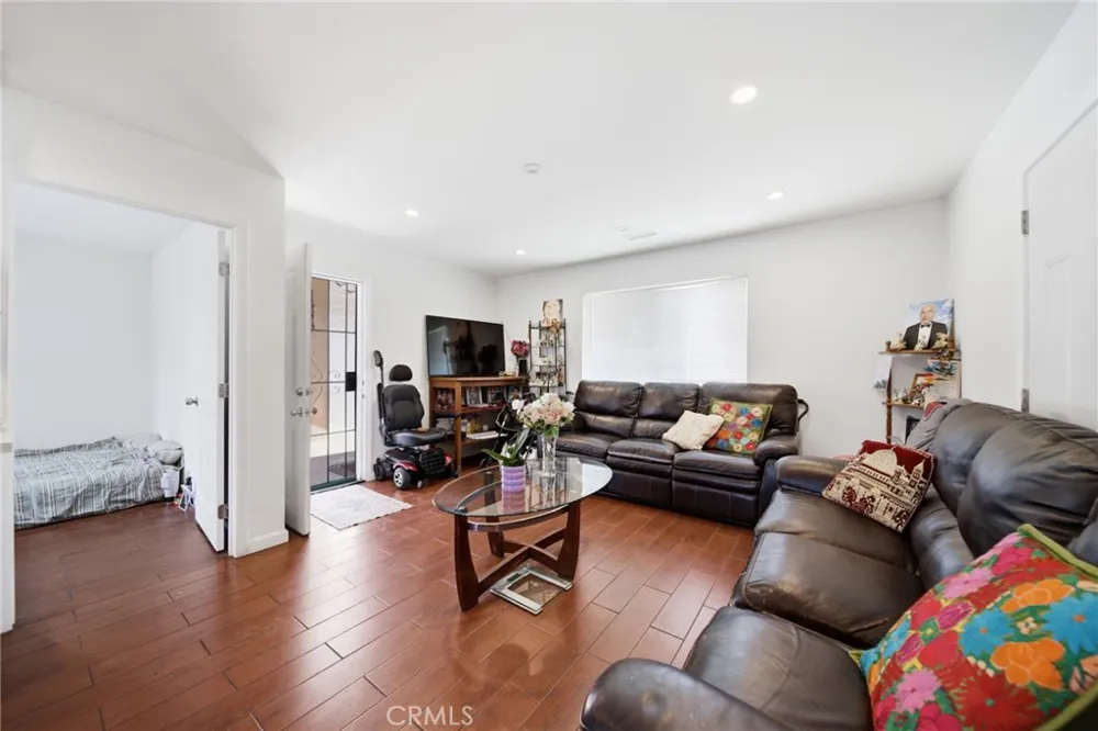 242 W 88th Los Angeles, CA 90003
