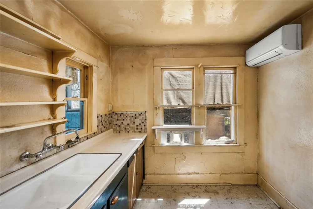 349 Pine Orange, CA 92866