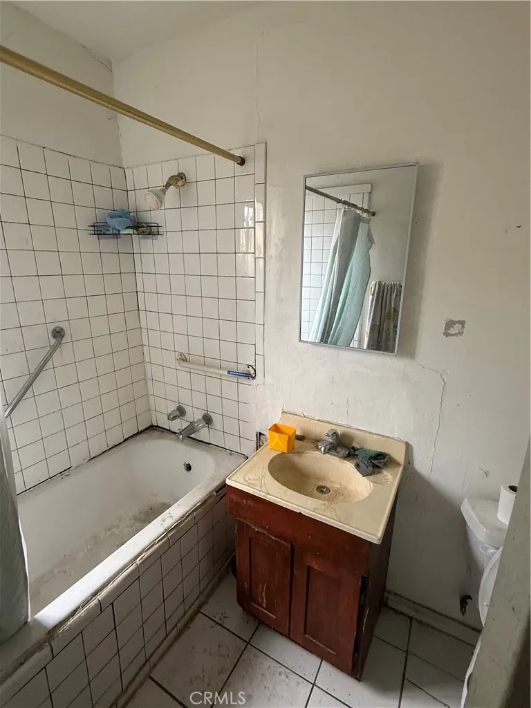 5611 S Normandie Los Angeles, CA 90037