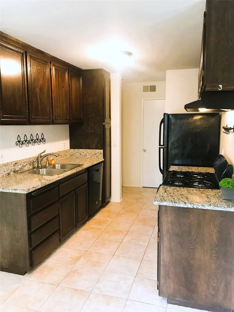 700 W La Veta Orange, CA 92868