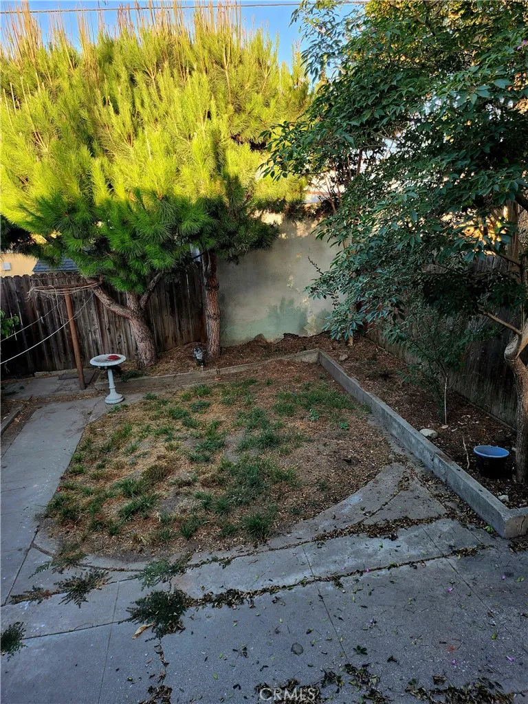 6812 S Van Ness Los Angeles, CA 90047